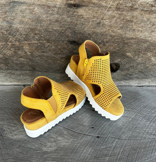 Very G Amy 2 Wedge Yellow