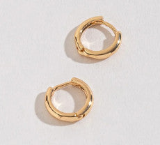 Howard’s Small Huggie Hoop Earrings Gold