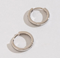 Howard’s Medium Huggie Hoop Earrings Silver